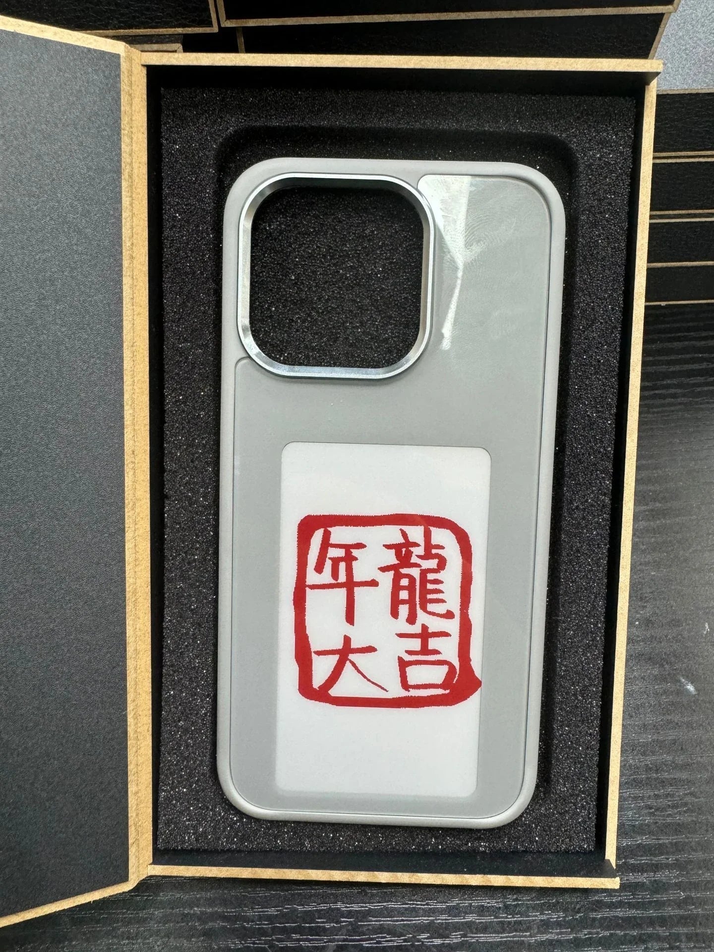 A customizable phone case with an e-ink display that allows users to wirelessly project their preferred images.