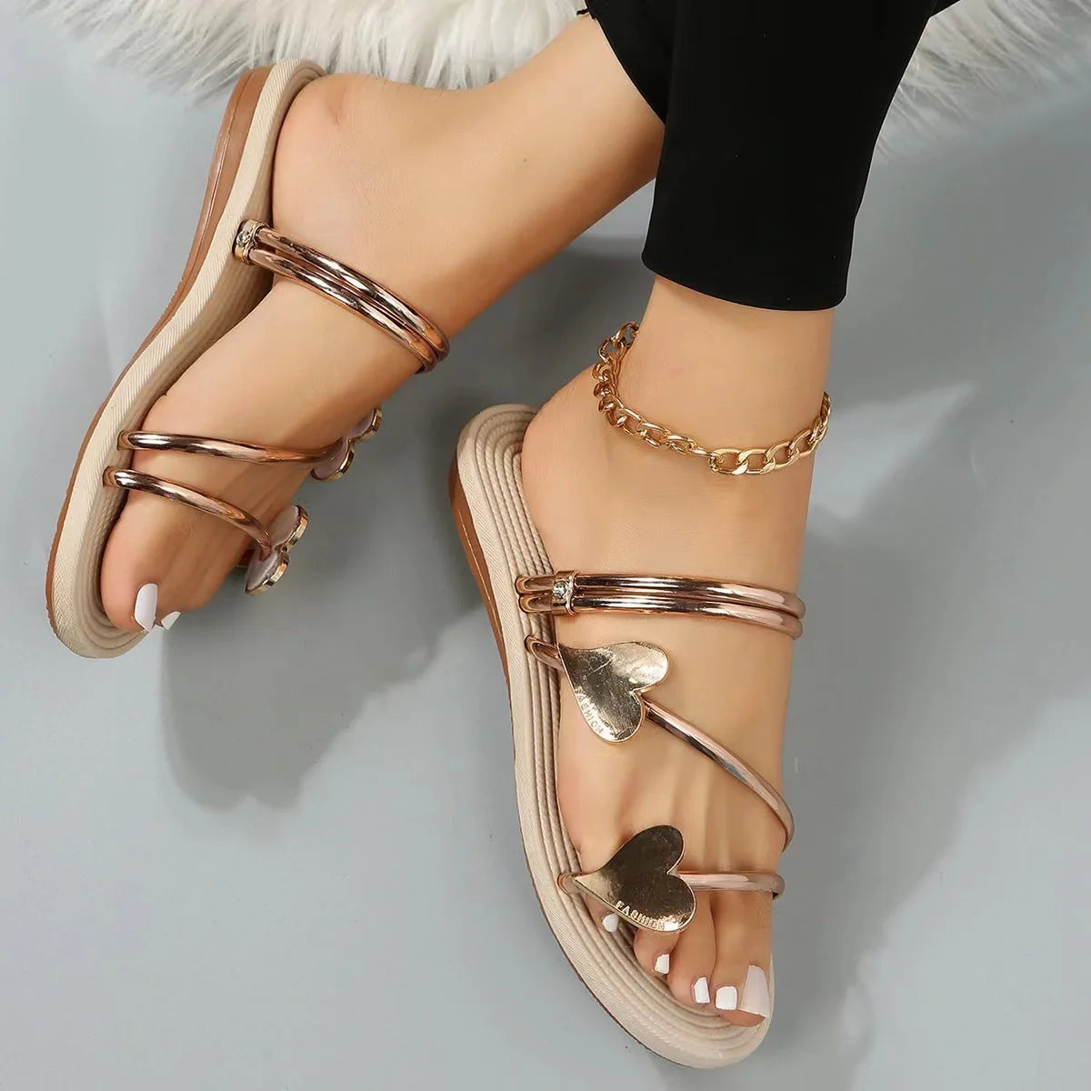 Women's heart-shaped summer beach slippers in silver and gold