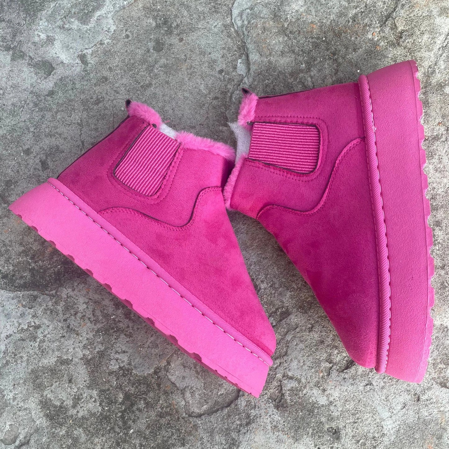 Stylish women's winter snow boots in various colours, featuring a thick sole and plush lining for warmth.