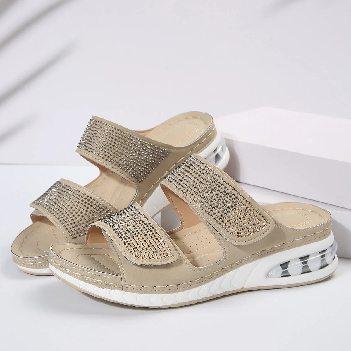 Fashionable rhinestone-embellished summer sandals with air-cushioned footbed