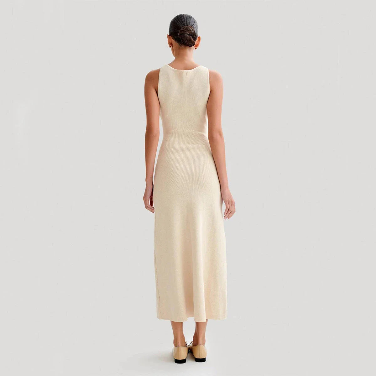 Sophisticated knit sleeveless dress with a slim, figure-flattering silhouette in apricot and blue colors