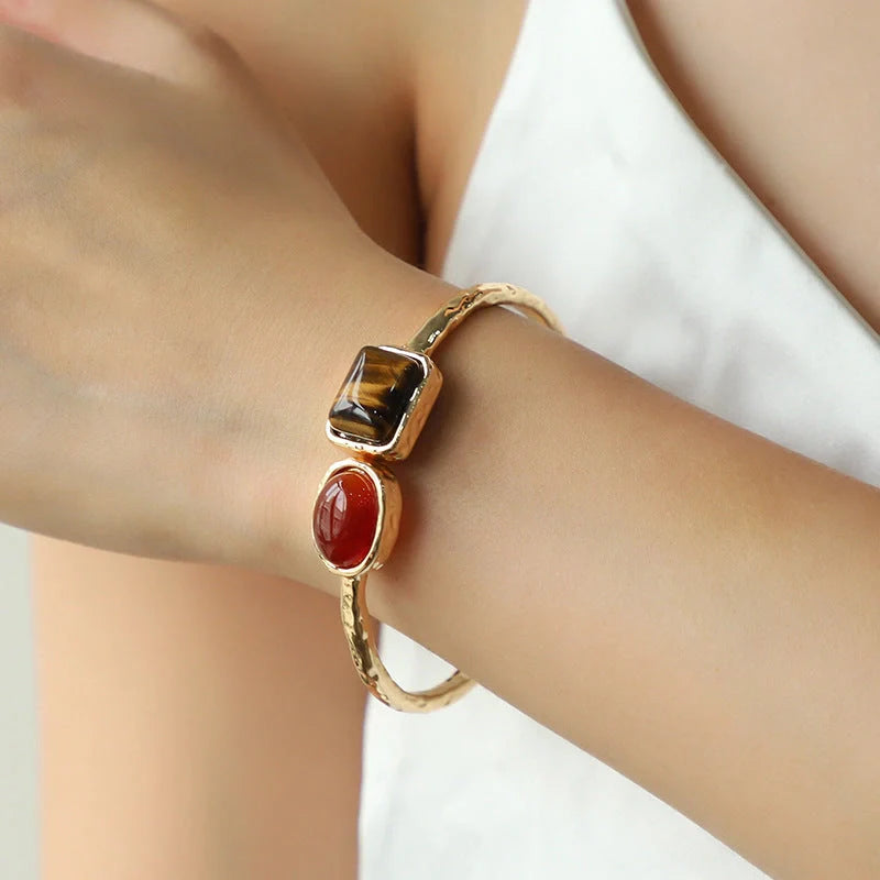 Stylish retro bracelet with an elegant quadrilateral design, crafted from premium zinc alloy for long-lasting wear