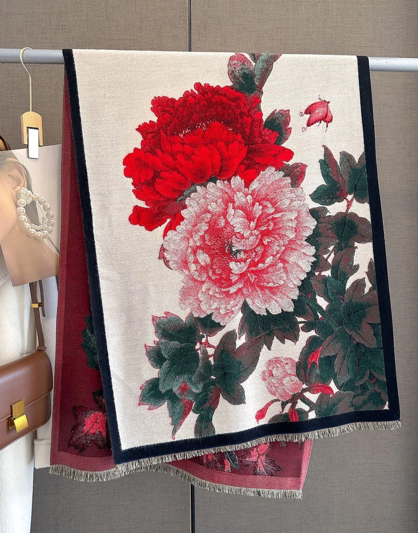 Retro Floral Imitation Cashmere Scarf for Women in Beige Red
