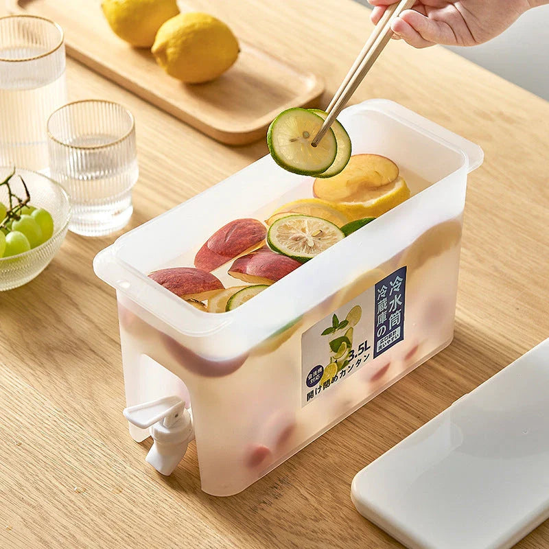 Transparent refrigerator pitcher with faucet and large 3.5L capacity for storing chilled beverages