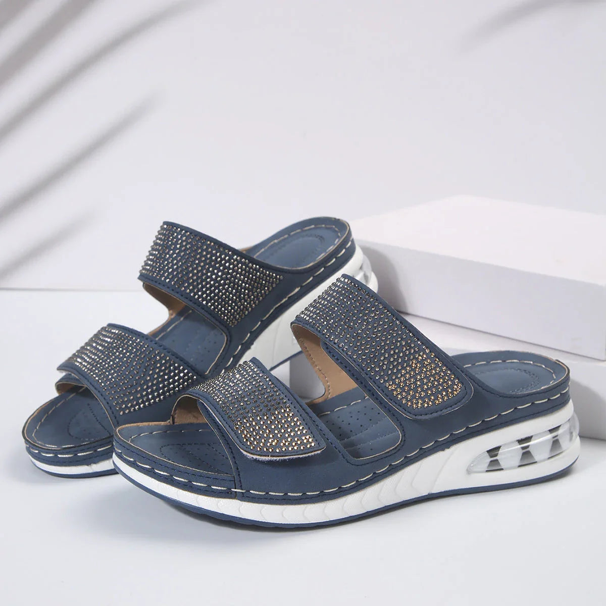 Fashionable rhinestone-embellished summer sandals with air-cushioned footbed