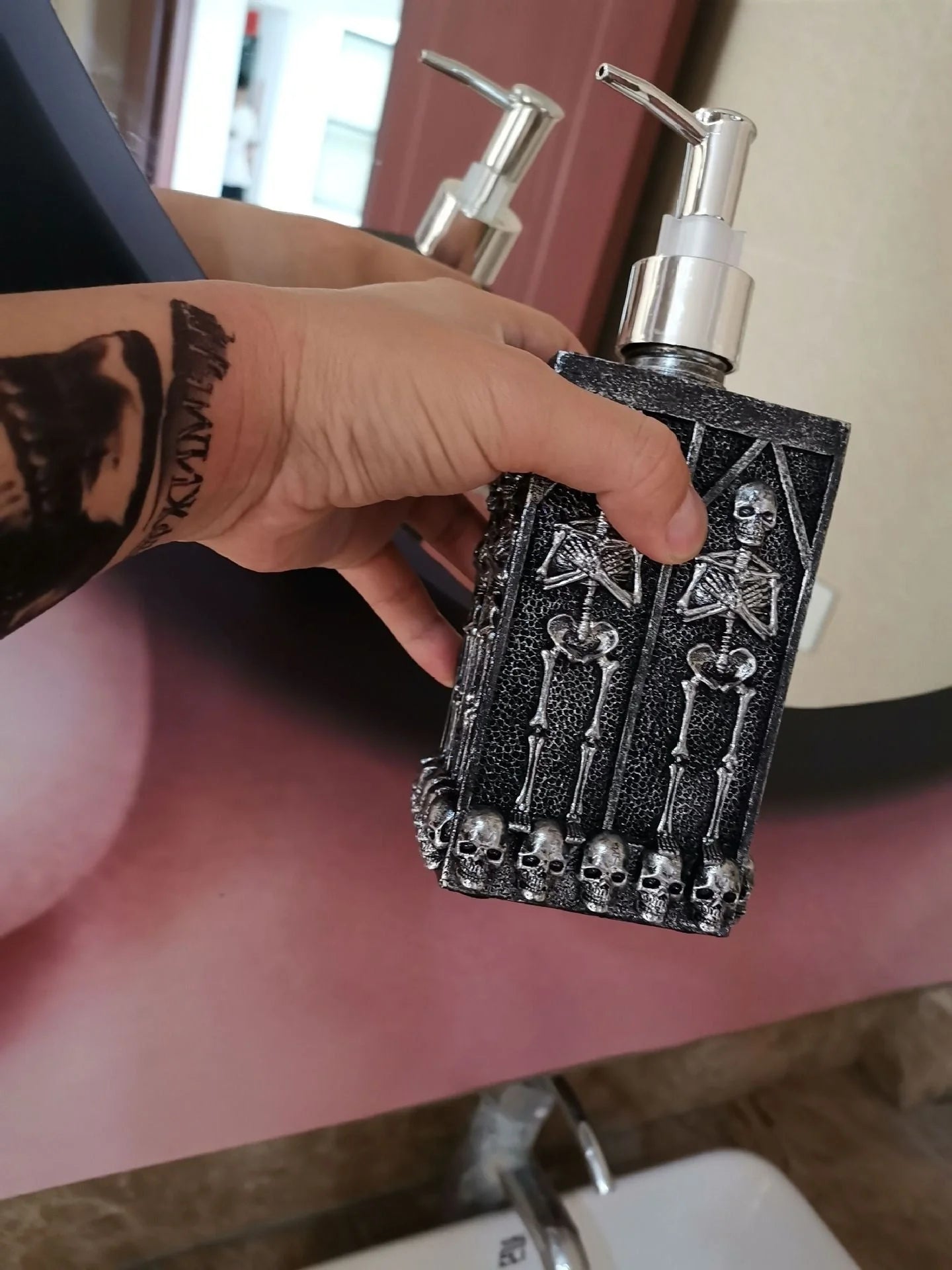 Stylish skull-shaped hand sanitizer dispenser made of premium resin with a large 460ml capacity for convenient hygiene on the go
