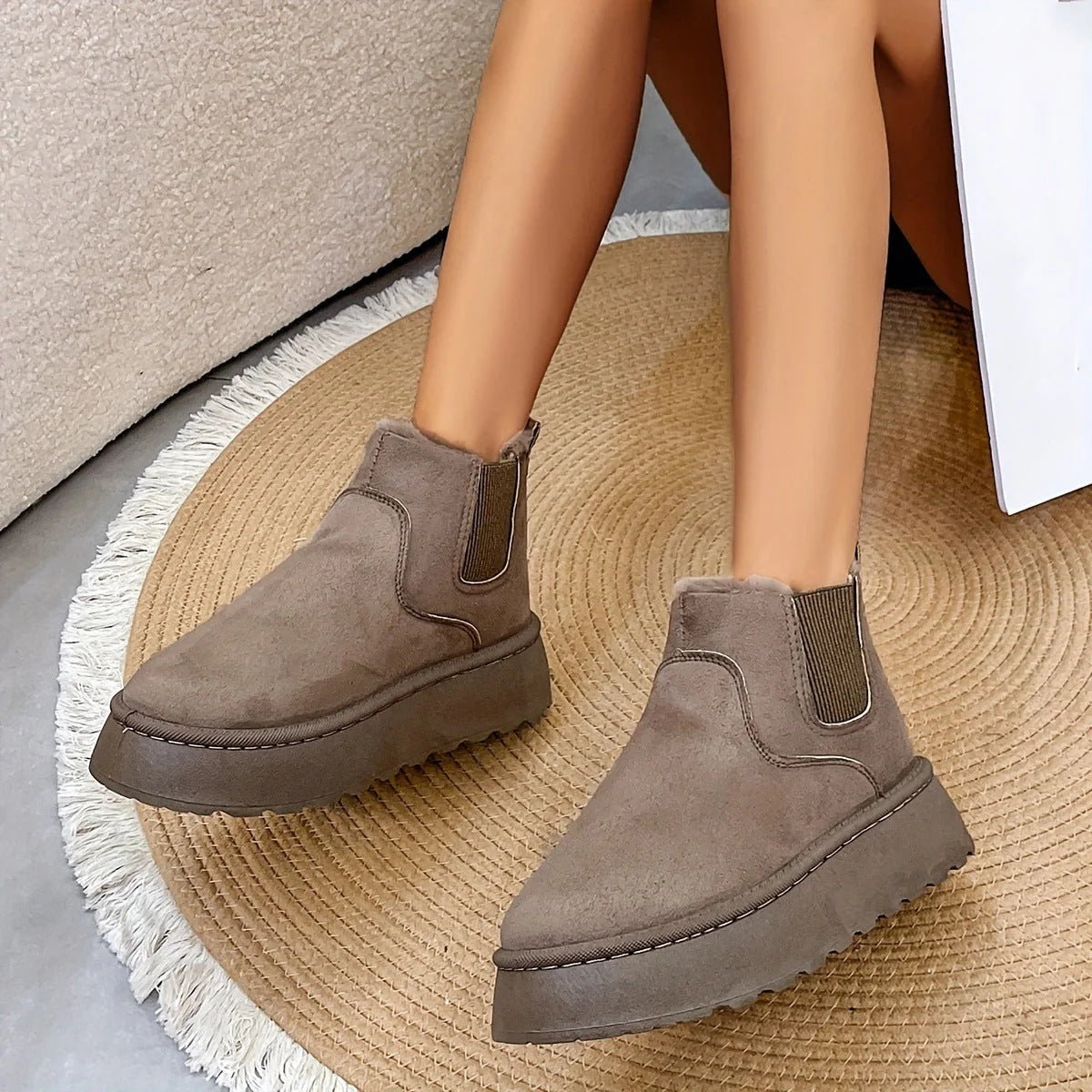Stylish women's winter snow boots in various colours, featuring a thick sole and plush lining for warmth.