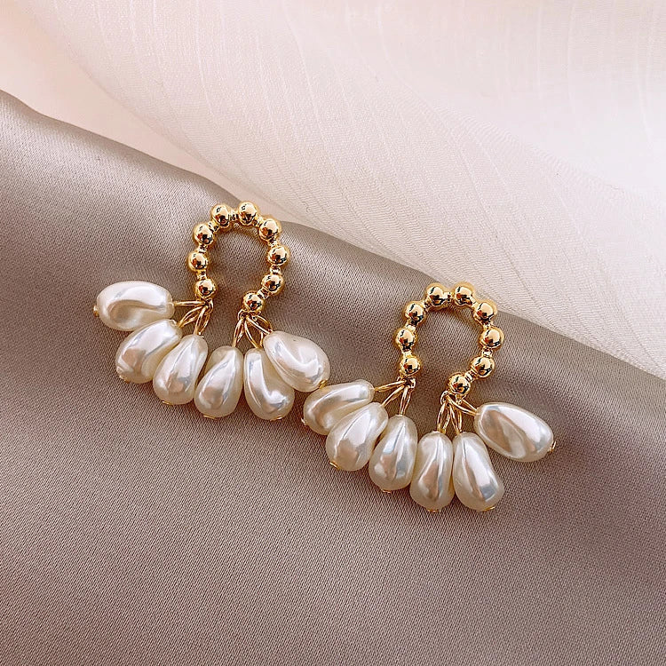 Elegant Baroque pearl earrings with a choice of alloy, silver, or gold plating, a sophisticated accessory that exudes British style and refinement.