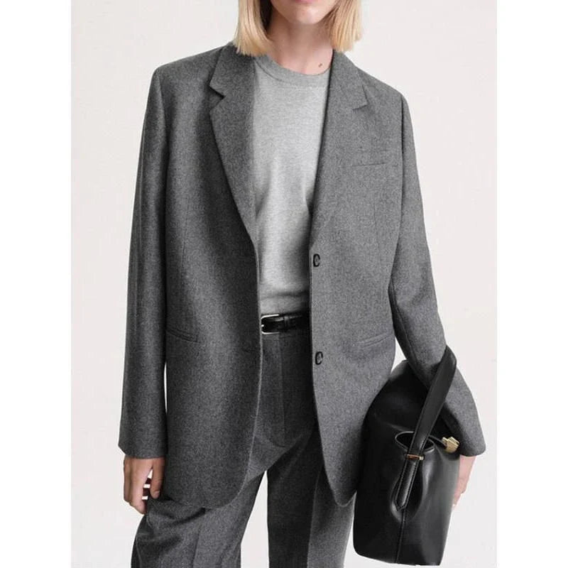 Elegant women's wool blazer in a chic and timeless design, perfect for the British autumn and winter seasons