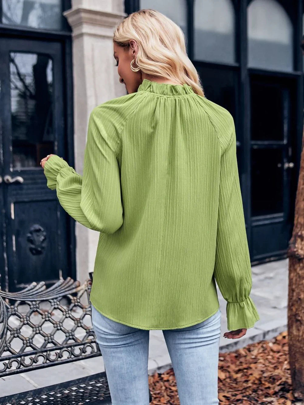 Ruffled collar long sleeve blouse in autumn colours, featuring a loose-fitting design and premium jacquard fabric