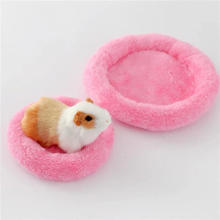 Luxurious plush hamster bed with soft, cosy fabric and generous size for optimal comfort and relaxation