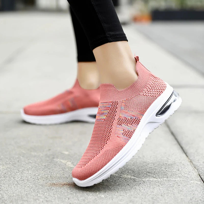 Sophisticated men's sports and leisure trainers with breathable mesh upper and durable rubber outsole for comfort and style