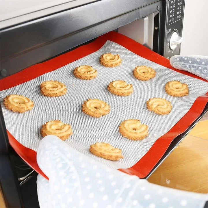 Silicone non-stick baking mat in red and white, suitable for high-temperature baking and easy cleanup