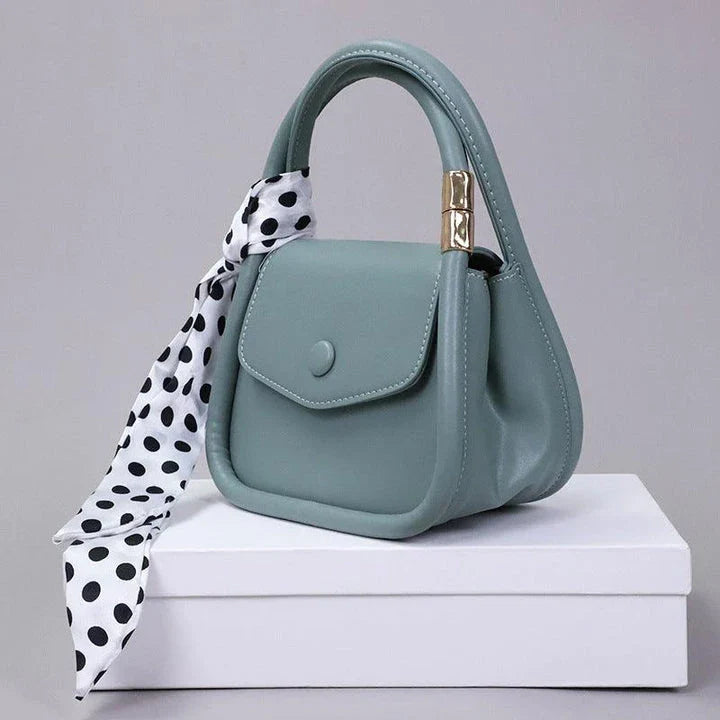 Personalized shoulder bag in diagonal design, made with premium PU leather and featuring a roomy interior with dedicated phone pocket.