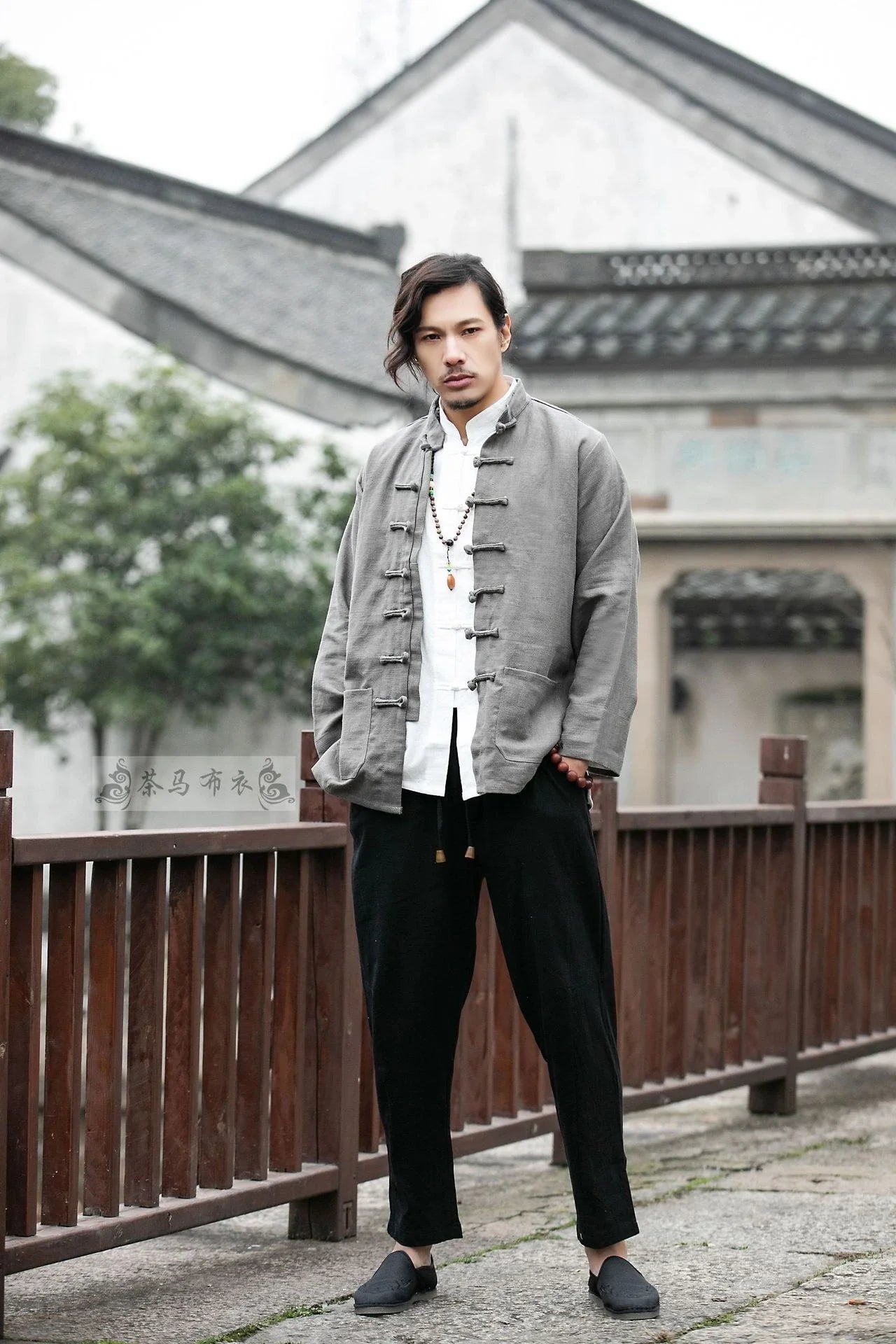 Stylish men's coat with a traditional Tang-style silhouette, made from a breathable cotton-linen blend and featuring a modern colour-block pattern