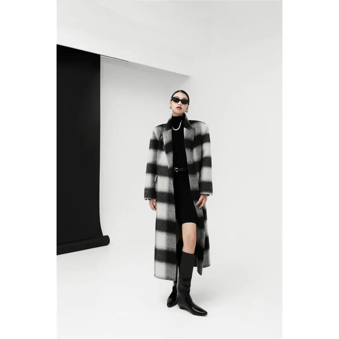 Elegant plaid double-breasted long woollen coat for stylish women