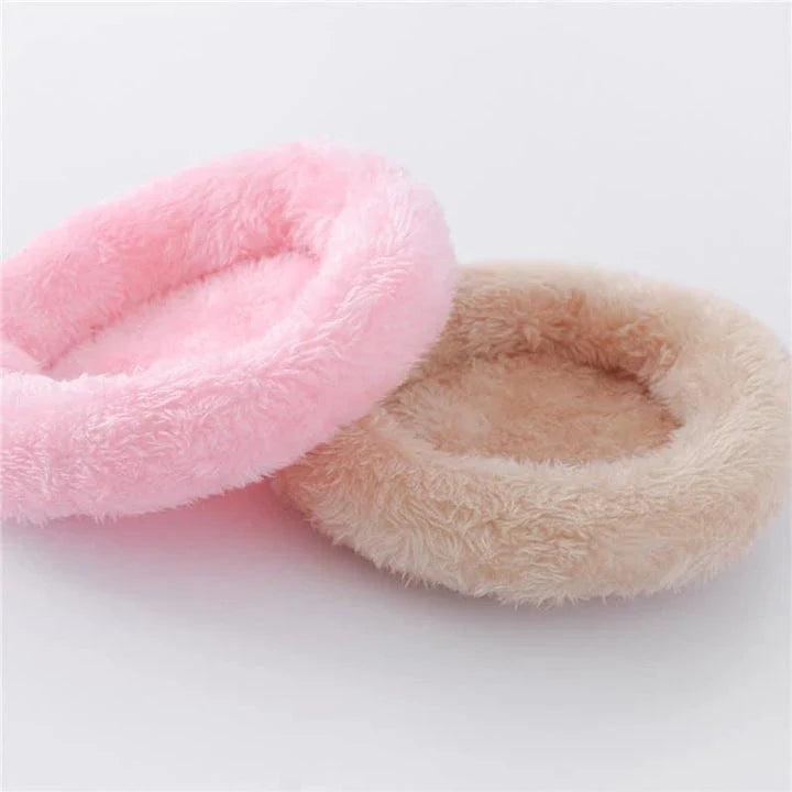 Luxurious plush hamster bed with soft, cosy fabric and generous size for optimal comfort and relaxation