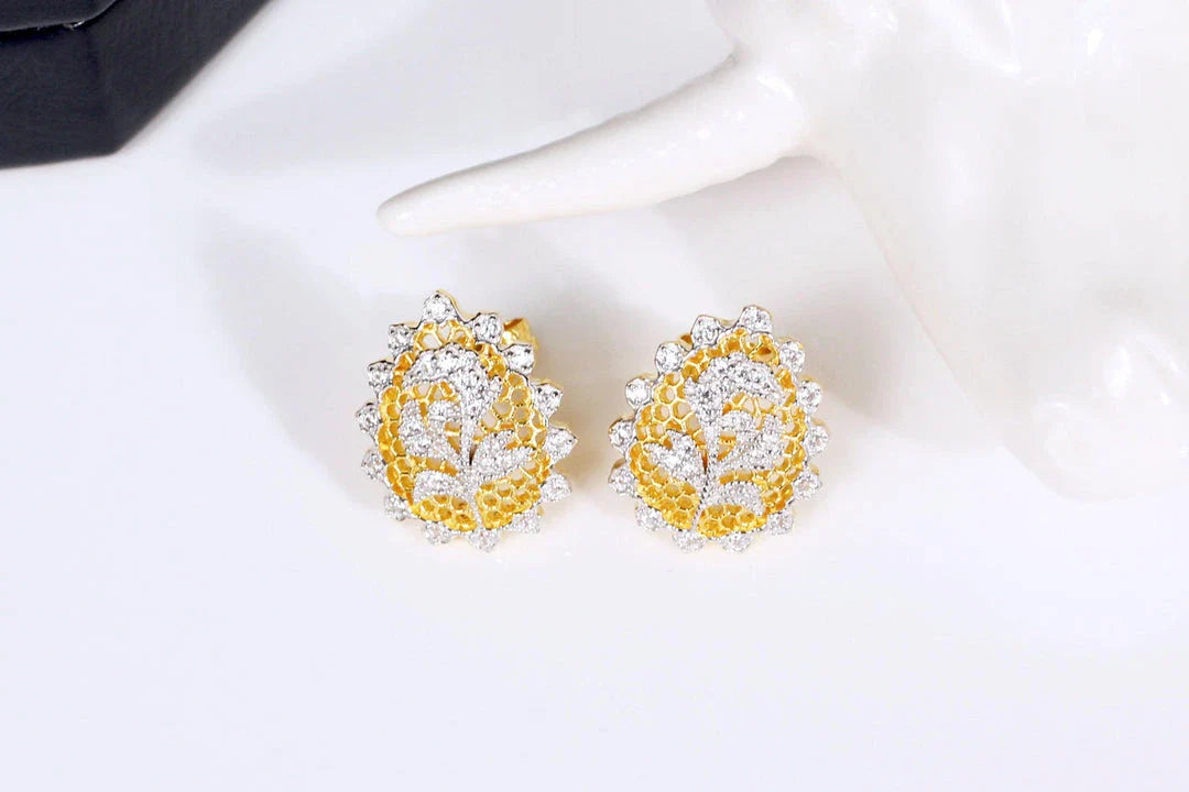 Pair of 925 silver gold-plated earrings with a honeycomb vine design, a captivating accessory that combines classic elegance and modern style.