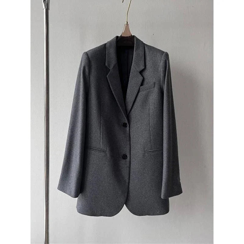 Elegant women's wool blazer in a chic and timeless design, perfect for the British autumn and winter seasons