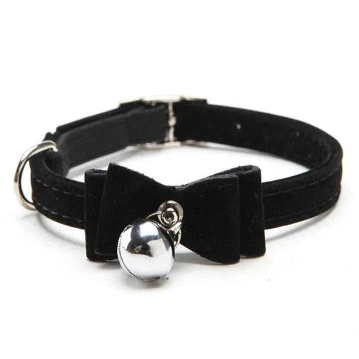Elastic cat collar with bell in brown velvet material, providing a cosy and stylish accessory for your feline friend
