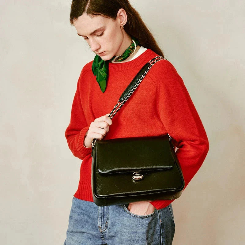 Fashionable large-capacity leather shoulder bag with adjustable crossbody strap and secure hasp closure