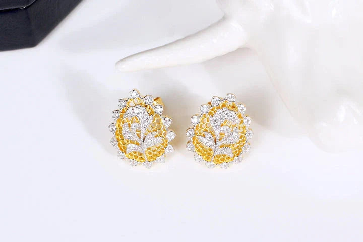 Pair of 925 silver gold-plated earrings with a honeycomb vine design, a captivating accessory that combines classic elegance and modern style.