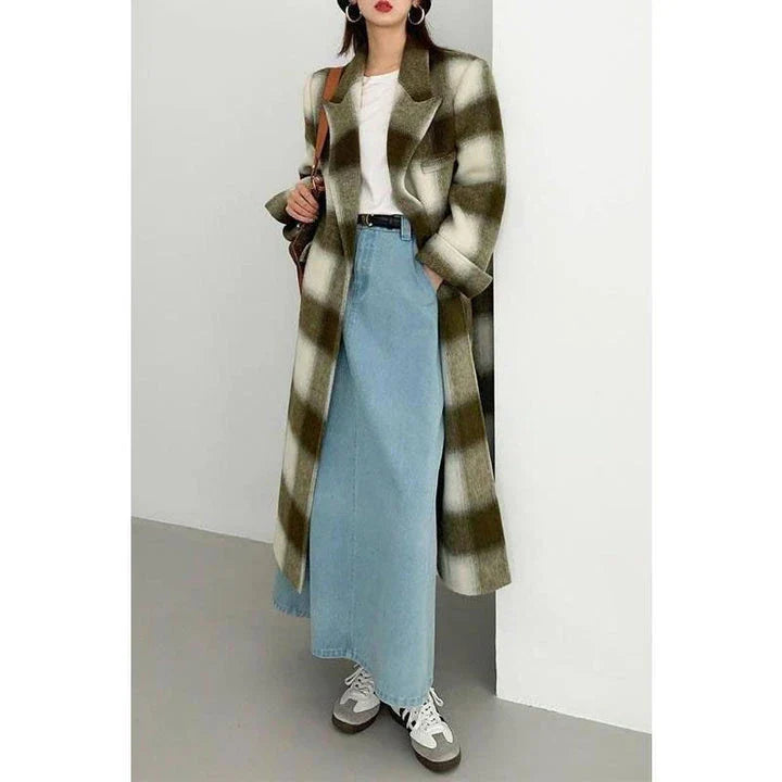 Elegant plaid double-breasted long woollen coat for stylish women