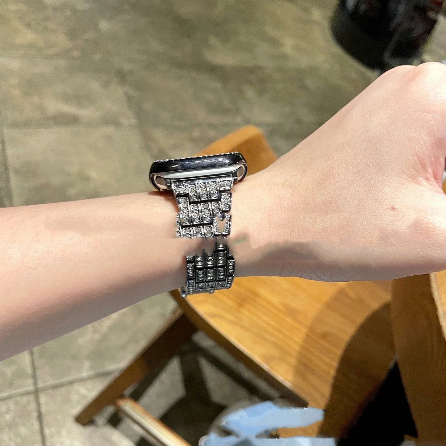 Premium metal watchband with three beads designed for Apple Watch, available in silver, gold, rose gold, and black finishes.
