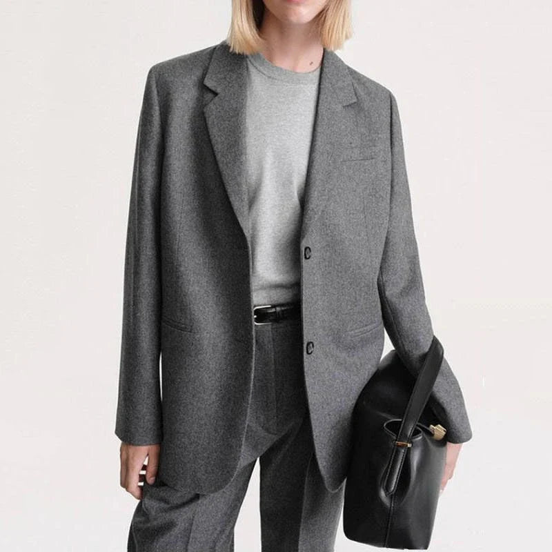 Elegant women's wool blazer in a chic and timeless design, perfect for the British autumn and winter seasons