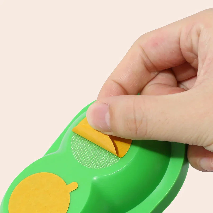 Cosy cat self-grooming brush with catnip compartment, made of eco-friendly ABS plastic and soft TPE rubber bristles