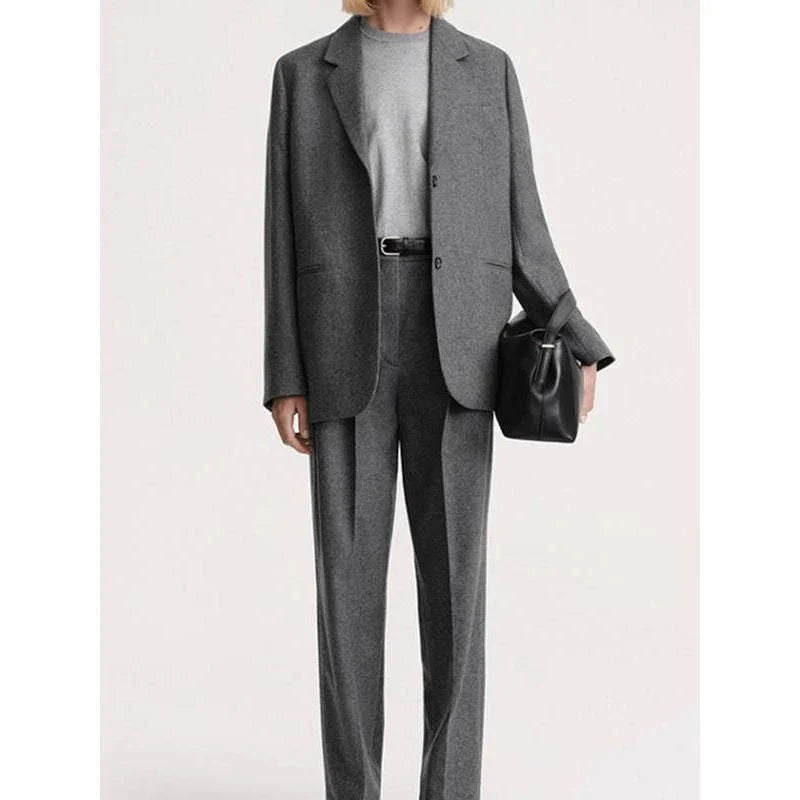 Elegant women's wool blazer in a chic and timeless design, perfect for the British autumn and winter seasons