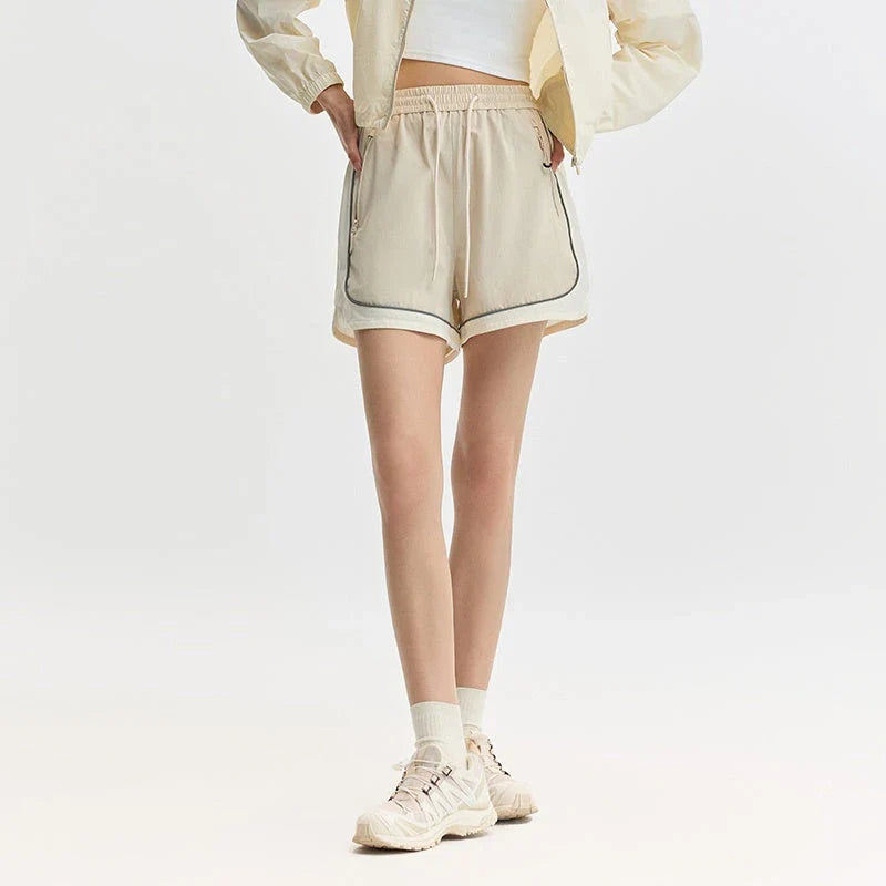 Premium quick-drying sports shorts for women with a trendy colour-block design and adjustable waist