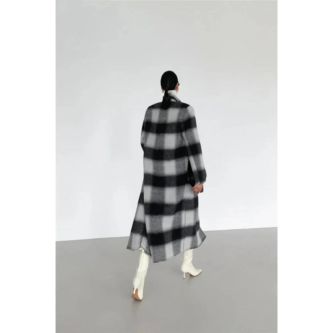 Elegant plaid double-breasted long woollen coat for stylish women