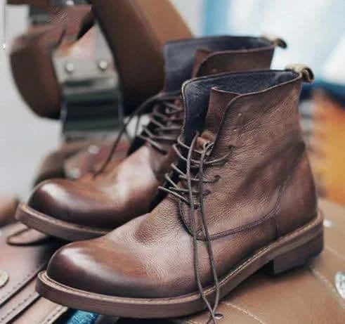 Versatile brown leather-look men's boots with non-slip rubber sole and classic design