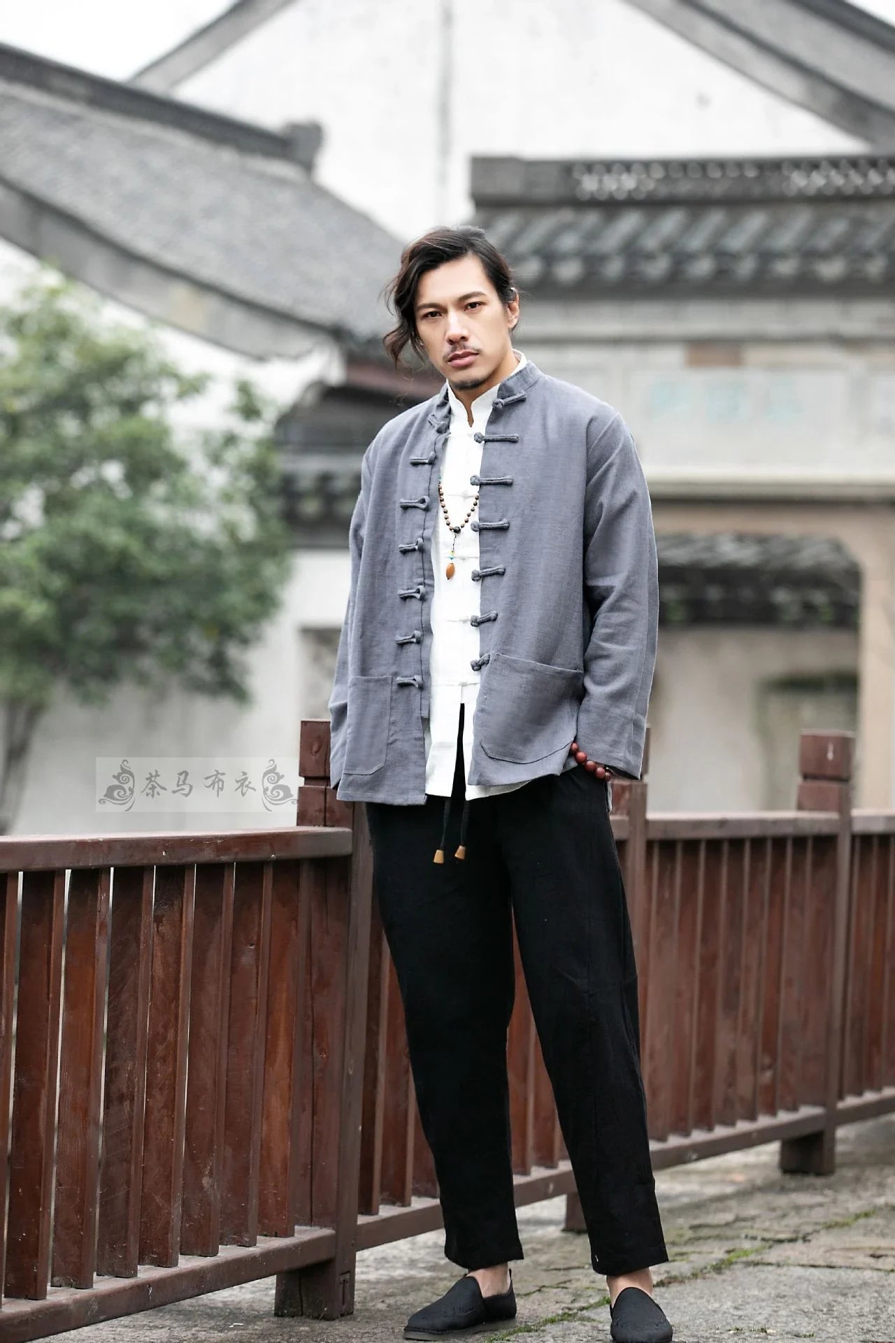 Stylish men's coat with a traditional Tang-style silhouette, made from a breathable cotton-linen blend and featuring a modern colour-block pattern