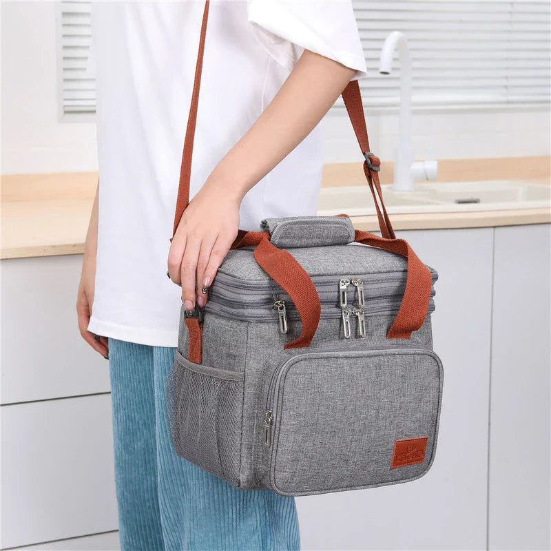 Portable picnic bento bag made of durable Oxford cloth and insulated with aluminium foil to keep food fresh and at the right temperature
