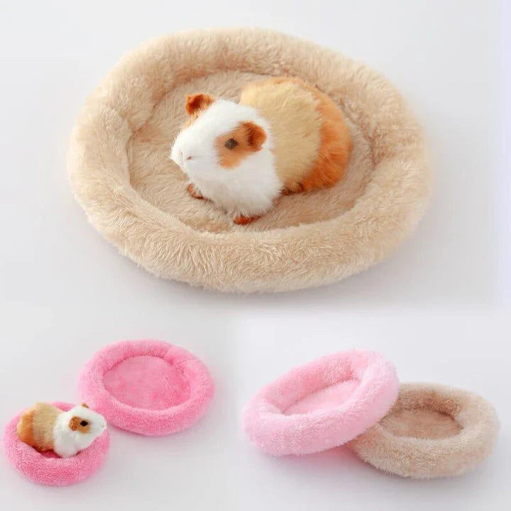 Luxurious plush hamster bed with soft, cosy fabric and generous size for optimal comfort and relaxation