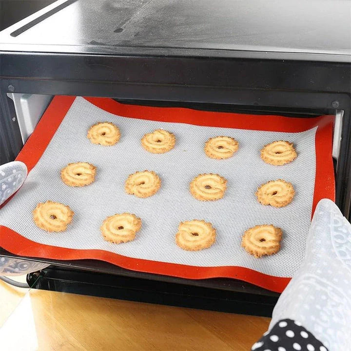 Silicone non-stick baking mat in red and white, suitable for high-temperature baking and easy cleanup