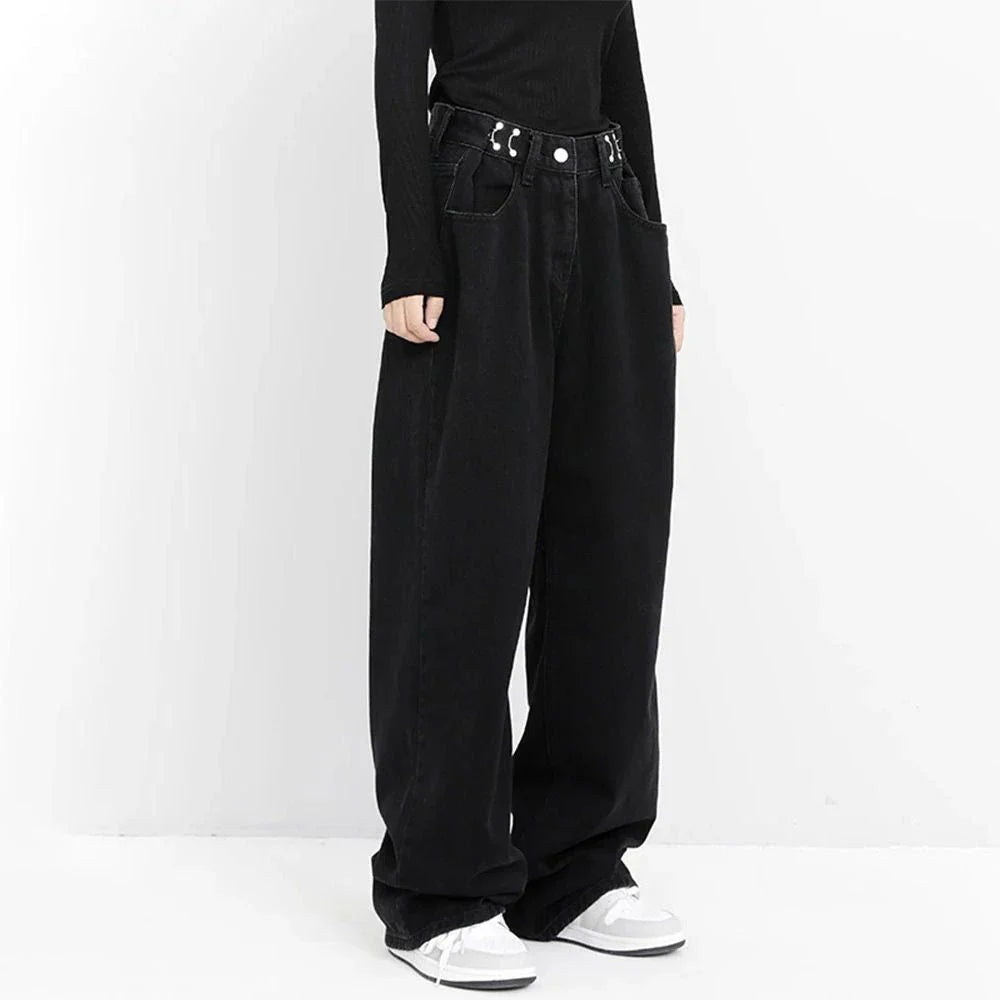 Stylish high-waist black jeans with vintage-inspired details for a timeless, elegant look.