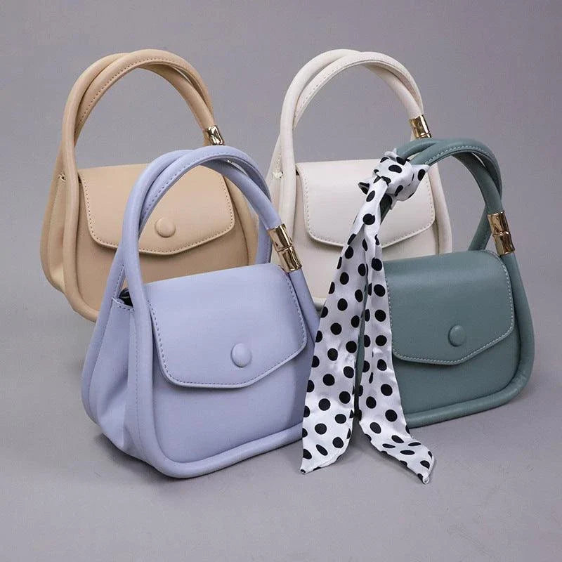 Personalized shoulder bag in diagonal design, made with premium PU leather and featuring a roomy interior with dedicated phone pocket.