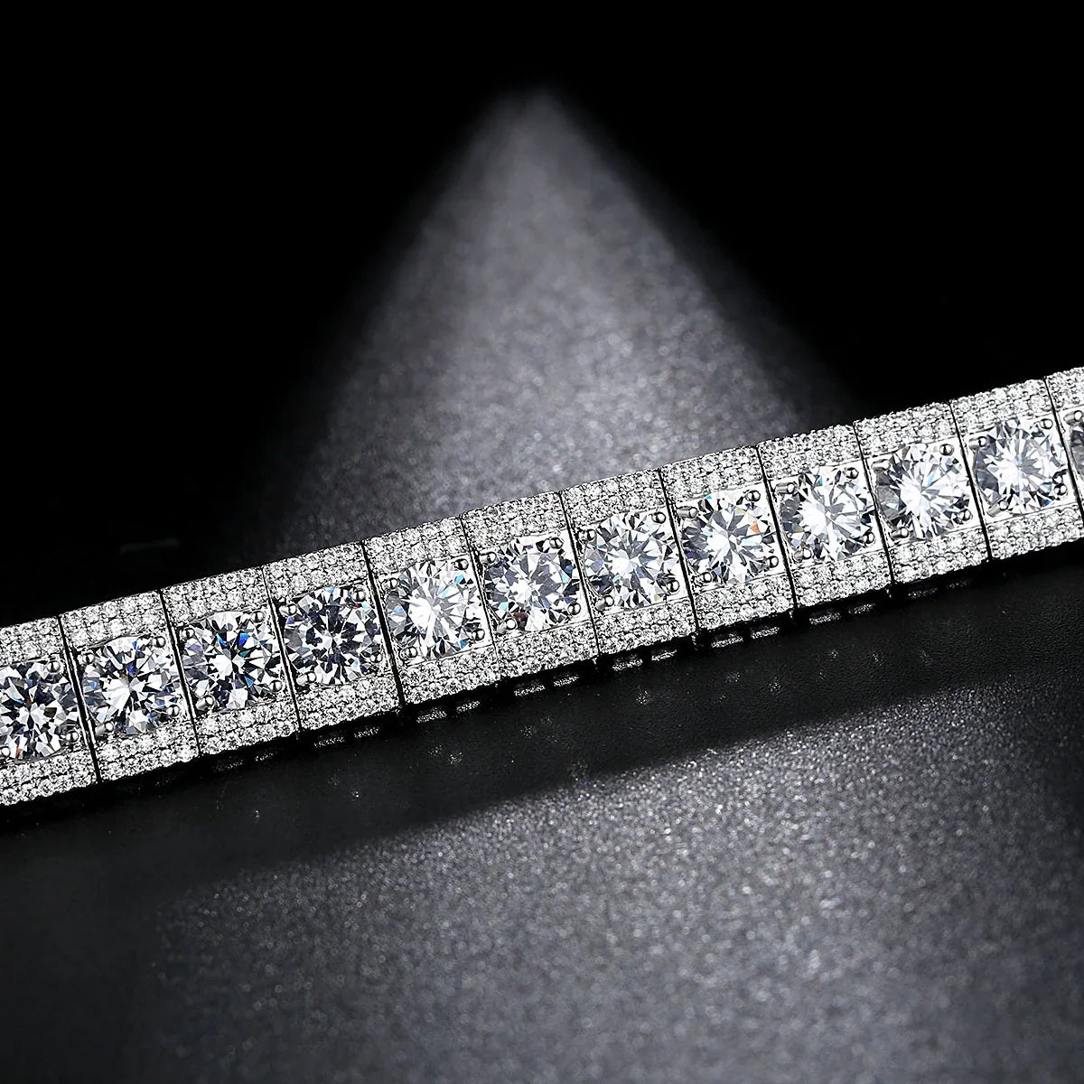 Premium copper and zircon bracelet with a captivating shine and adjustable design for a comfortable, personalised fit.