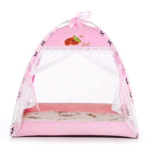 Premium breathable mesh cat outdoor den with sturdy Oxford fabric and nylon construction, providing a safe and comfortable retreat for your feline friend.