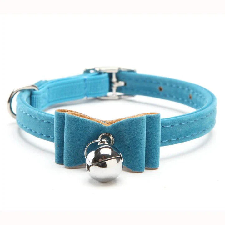 Elastic cat collar with bell in brown velvet material, providing a cosy and stylish accessory for your feline friend