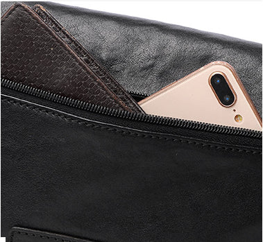 A stylish vegetable-tanned leather messenger bag for men, featuring a retro-inspired design and ample storage space.
