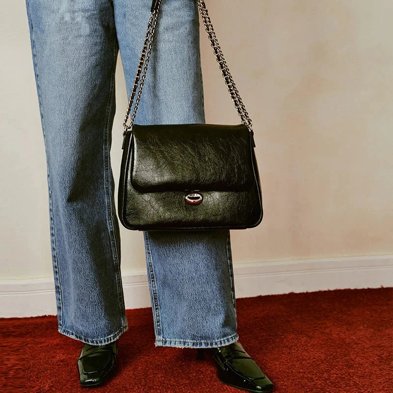 Fashionable large-capacity leather shoulder bag with adjustable crossbody strap and secure hasp closure