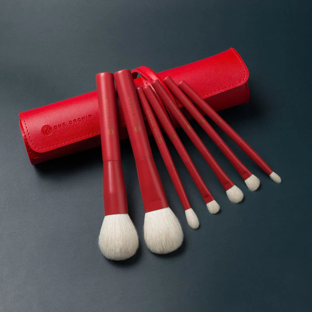 Elegant 7-Piece Red Makeup Brush Set with Soft Goat Hair Bristles for Flawless Powder, Eye Shadow, and Blush Application