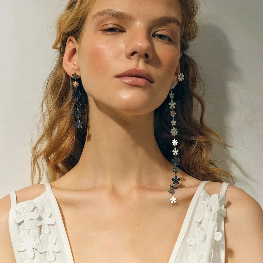 Elegant asymmetrical daisy earrings in 18K gold plating, crafted from high-quality stainless steel for a lasting shine