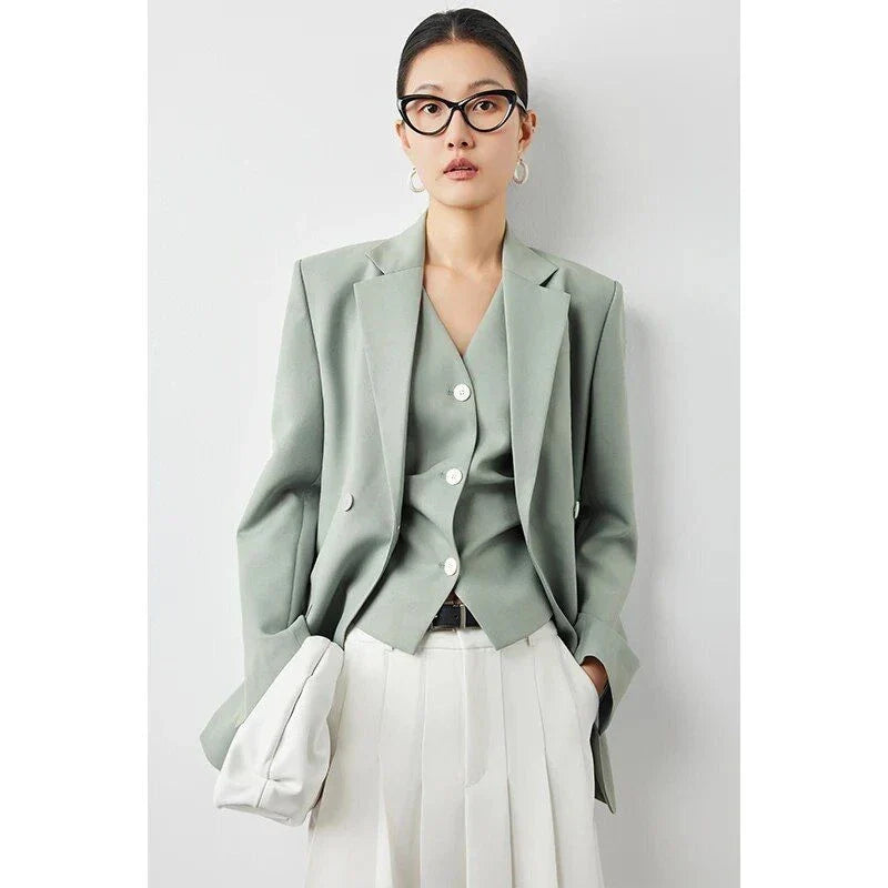 Elegant green double-breasted blazer with a stylish design and premium materials for a sophisticated look