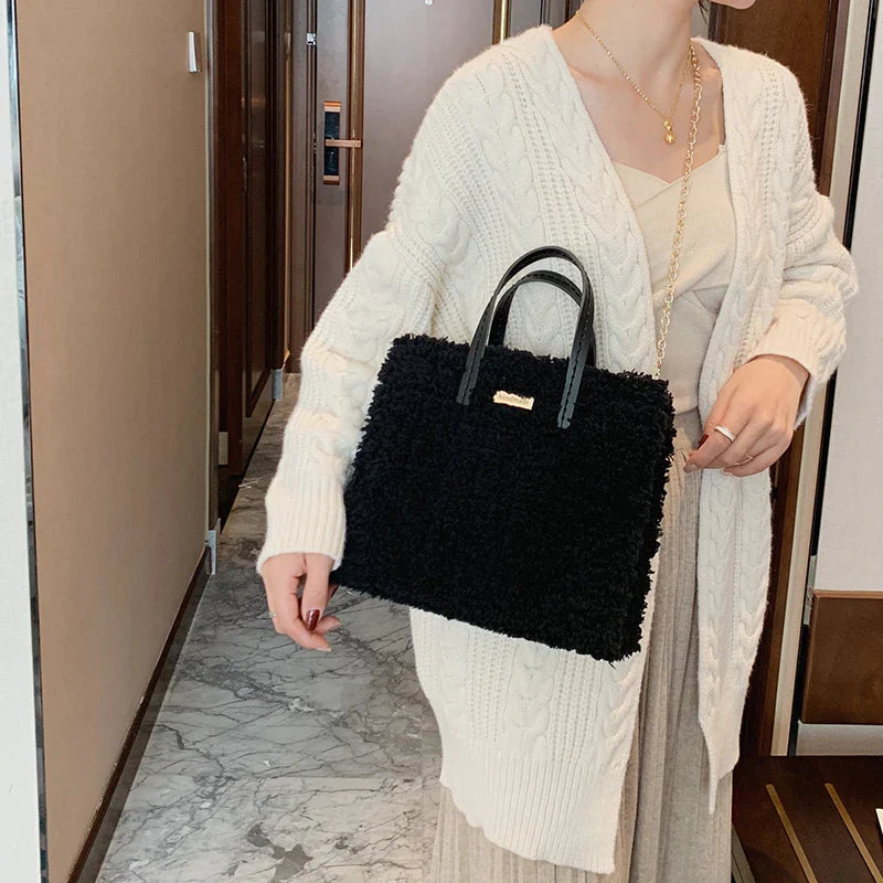 A premium hand-woven tote bag in a stylish design, featuring a magnetic closure and an adjustable shoulder strap for versatile use.