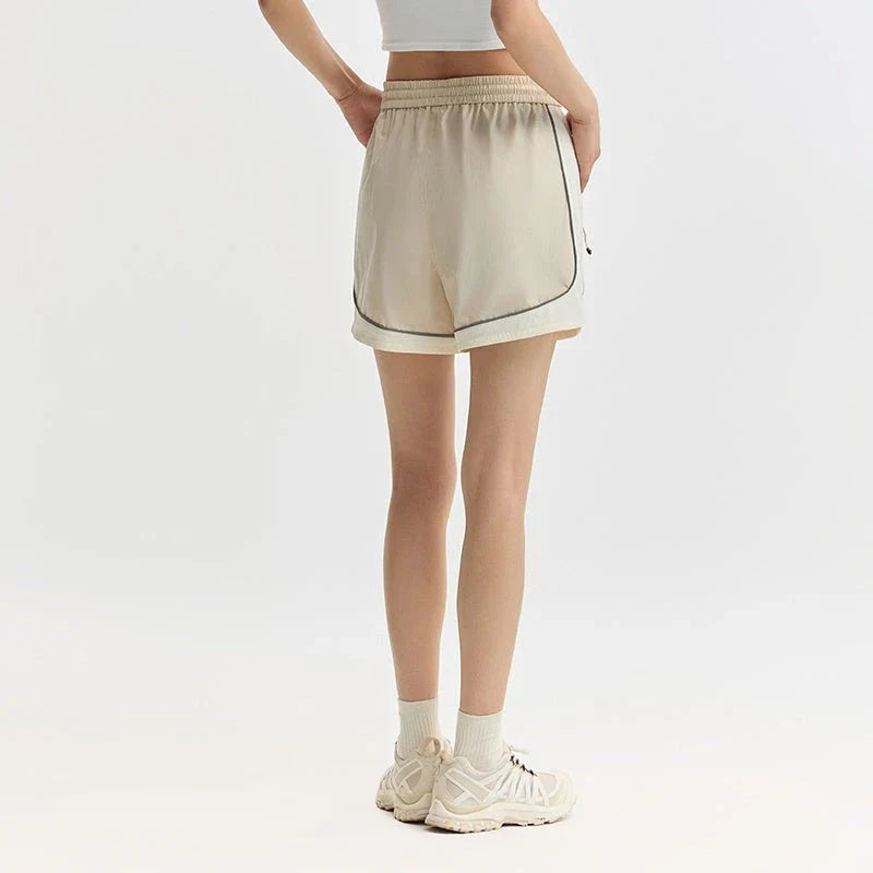 Premium quick-drying sports shorts for women with a trendy colour-block design and adjustable waist